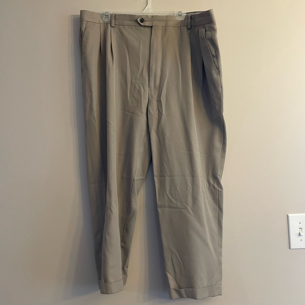 Men’s khaki pants ￼